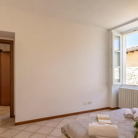 Lauri House Lakeview & Shared Pool - Happy Apartment