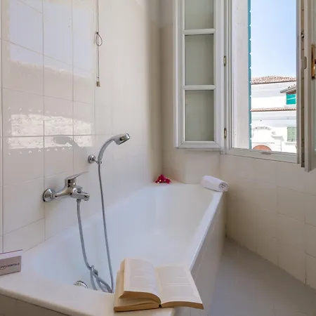 Lauri House Lakeview & Shared Pool - Happy San Felice del Benaco