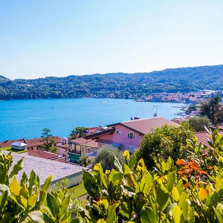 Apartment Lauri House Lakeview & Shared Pool - Happy