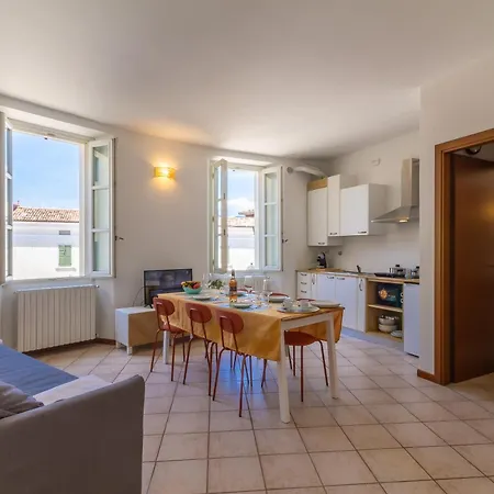 Apartment Lauri House Lakeview & Shared Pool - Happy *